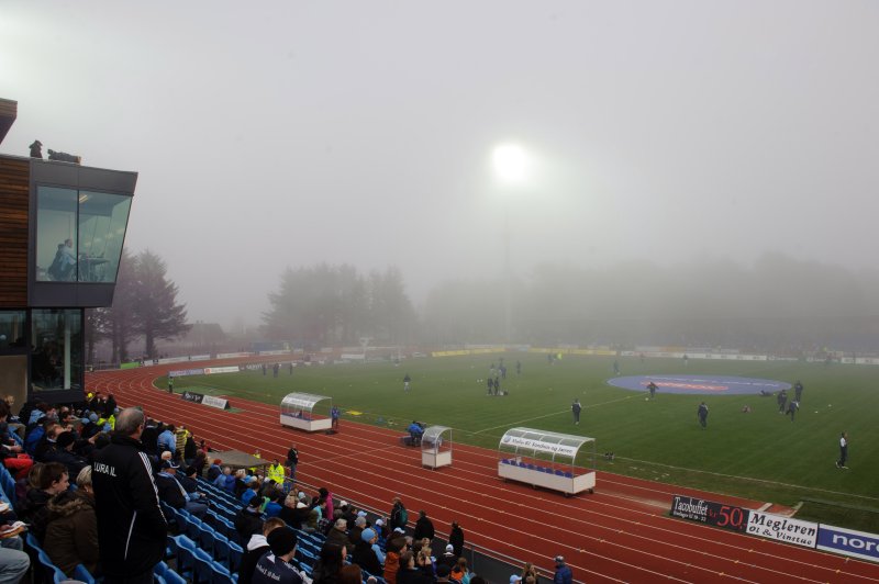 Tåken kom sigende over Sandnes stadion. Foto: Kent Skibstad / Scanpix