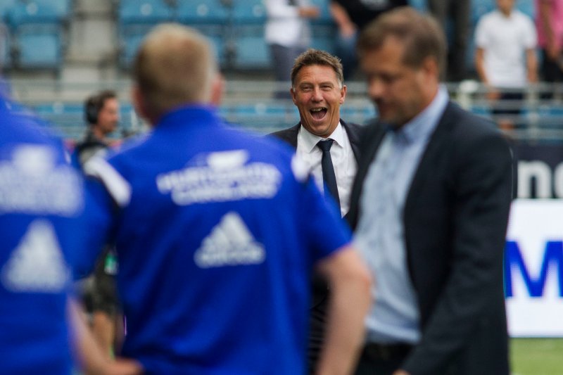 Det var naturligvis vidt forskjellige reaksjoner hos de to trenerne da 5-5-målet kom. Foto: Carina Johansen / NTB Scanpix