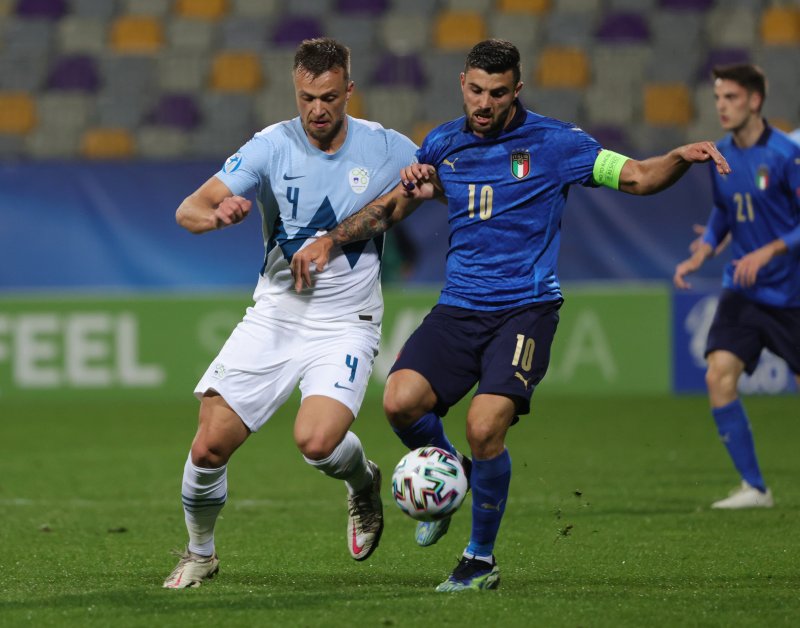 David Brekalo (t.v.) i aksjon for Slovenias U21-landslag under sommerens EM. REUTERS/Borut Zivulovic