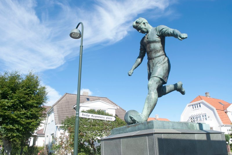 Statuen er ikke av Kvammen, men den er inspirert av ham. Står alltid klar til å sende inn en crossball på Stavanger Stadion. Foto: Tore Kommedal Asheim.