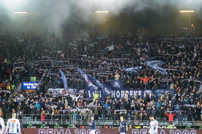 Jåttåvågen bruste virkelig da "Ein blåe dag" ble sunget før avspark i semifinalen mot Ranheim. Foto: Sander Selsvik Jacobsen