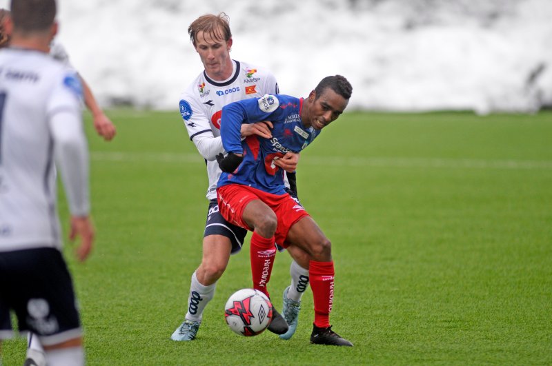 Viljar Helland Vevatne i duell med Tromsdalens Mo Ahamed. Foto: Rune Stoltz Bertinussen / NTB Scanpix