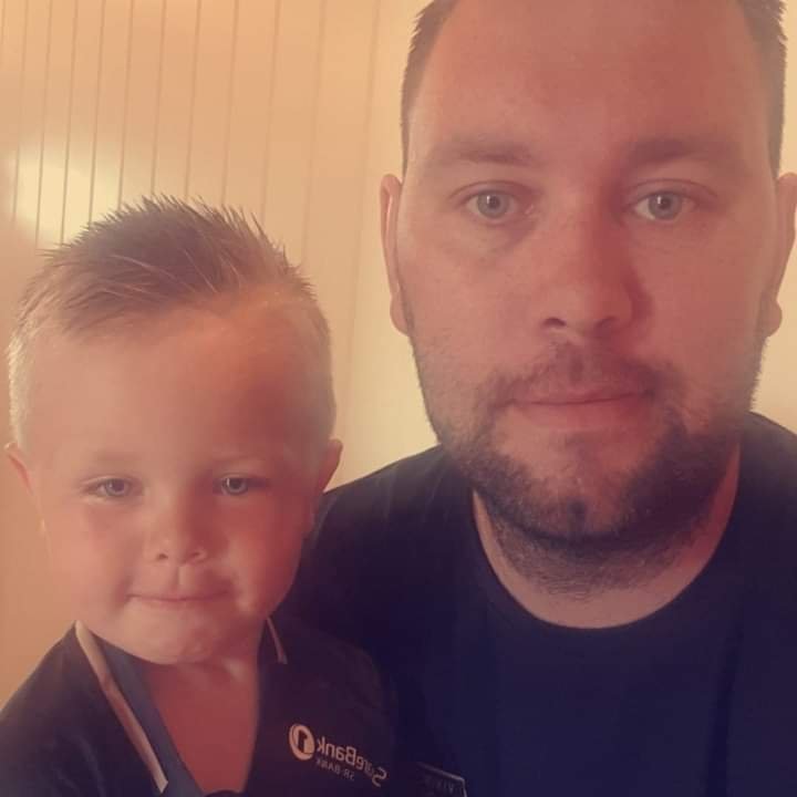 John Magne Danielsen har vært SK siden 2019. Her sammen med sønnen Julian (4) som har hatt sesongkort på Stadion siden han ble født. Foto: Privat.