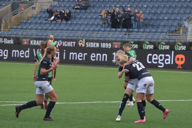 Sunniva Austigard Petersen gratuleres/overfalles etter 1-0-scoringen. Foto: Dag Atle Svendsen