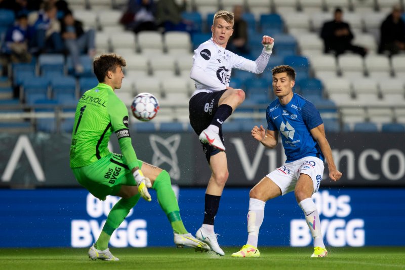 Samúel Kári Friðjónsson dytter inn 1-1. Foto: Fredrik Hagen / NTB