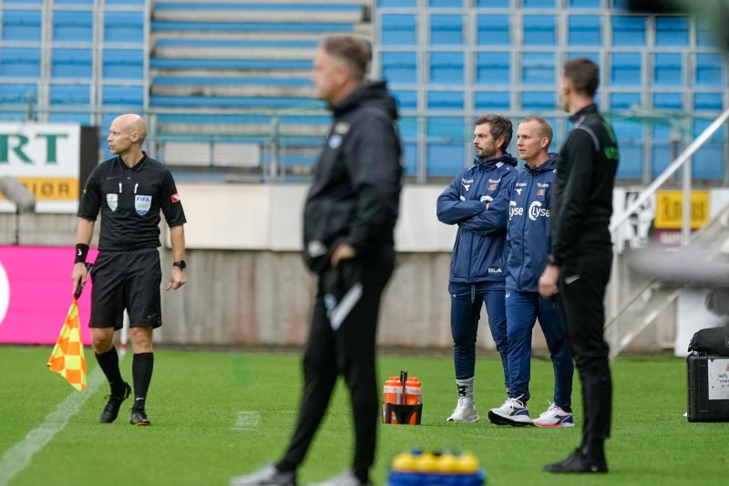 Viking-trenerne Bjarte Lunde Aarsheim og Morten Jensen gjorde endringer i forsvaret. Foto: Fredrik Hagen / NTB