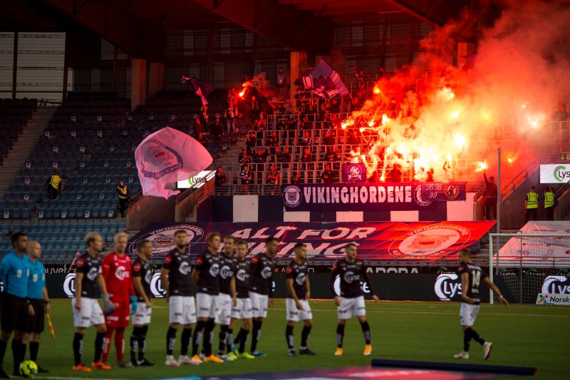 Grei kok på tribunen da Felt O var tilbake under kampen mot Molde. Foto: Carina Johansen / NTB scanpix