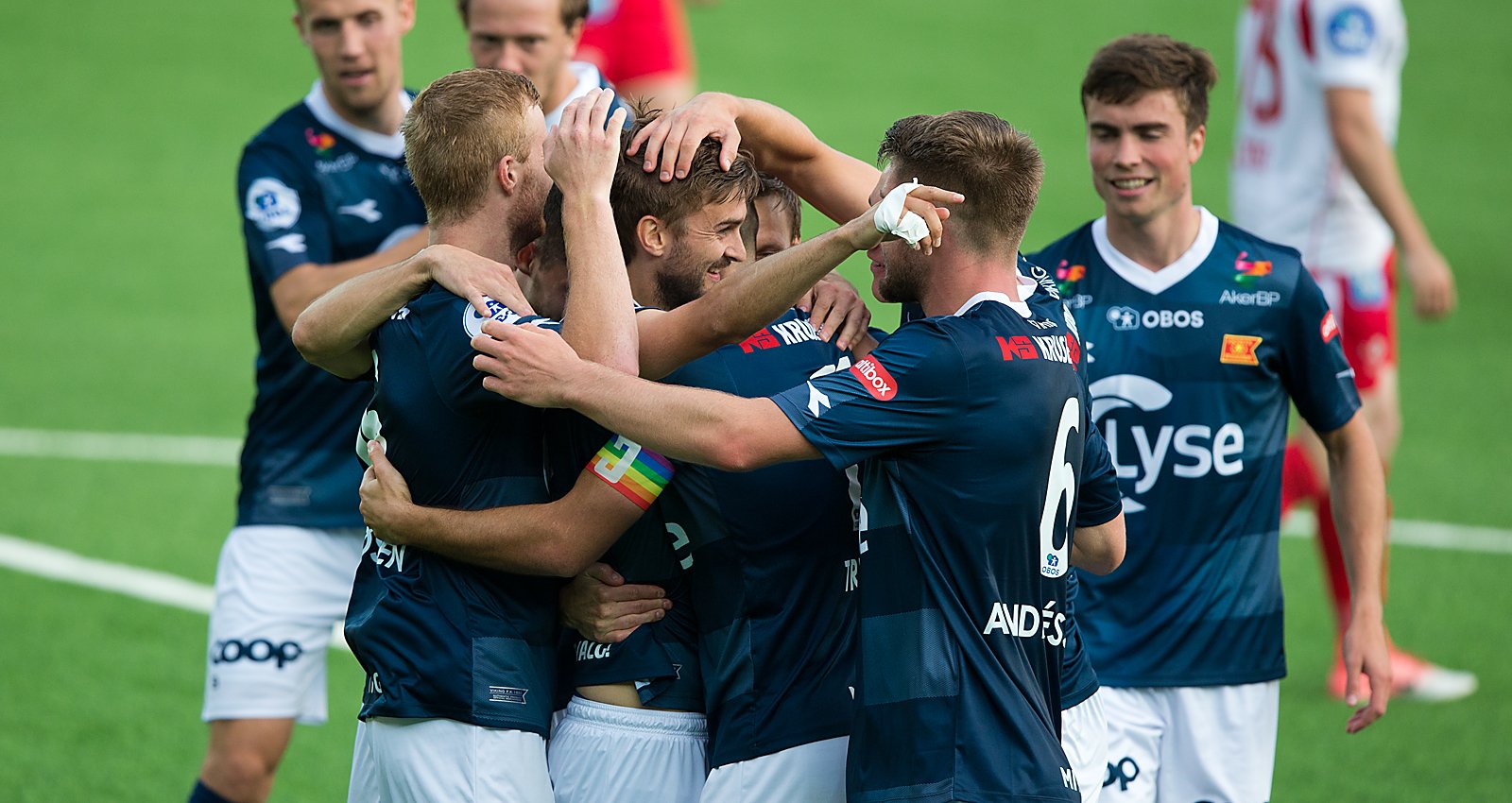 Viking - Levanger. Johnny Furdal blir gratulert for sin 2-0 scoring. Foto: Tore Fjermestad