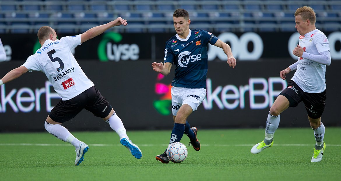 Viking - Sogndal. Ylldren Ibrahimaj fører ballen mellom Sogndal-forsvaret. Foto: Tore Fjermestad