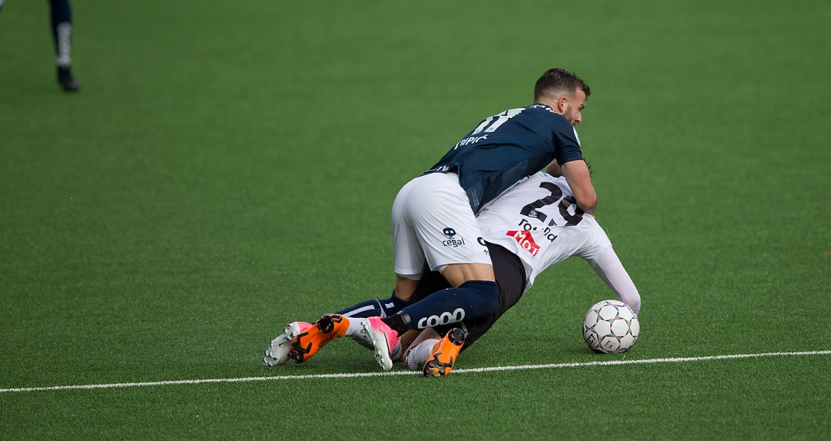 Viking - Sogndal. Zlatko Tripic til angrep på Sogndals Tomas Totland. Foto: Tore Fjermestad