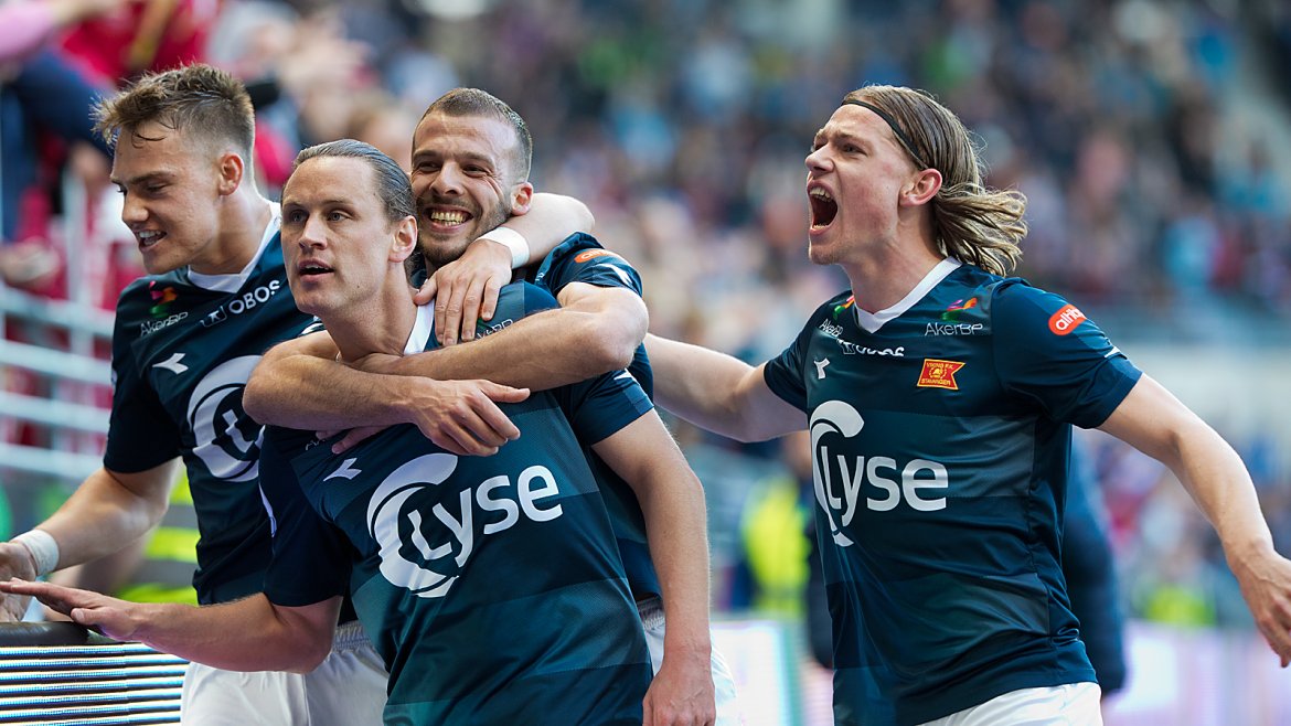 Viking - Sandnes Ulf. Feiring av 3-0 scoringen, Tripic på ryggen til Høiland, Ryerson til høyre og Østigaard til venstre.