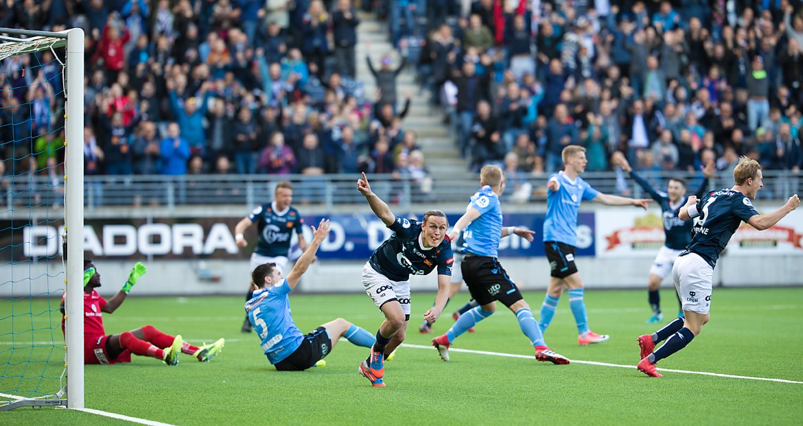 Viking - Sandnes Ulf. Tommy Høiland har økt til 4-0 og feiringen begynner.