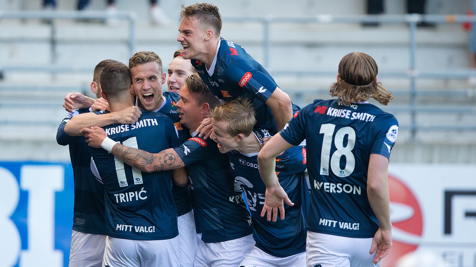 Viking - Sandnes Ulf. Vill feiring av Fredrik Torsteinbøs 1-0 scoring.