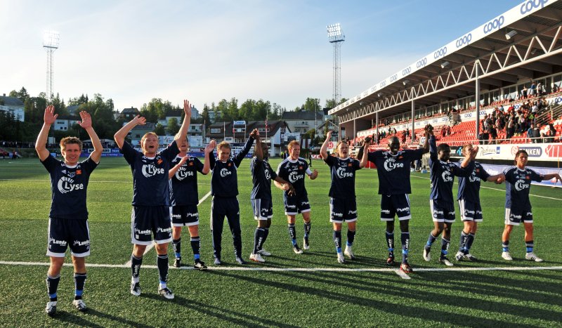 Spillerne jubler sammen med de tilreisende supporterne etter seieren i 2009. Foto: Rune S. Bertiniussen / SCANPIX