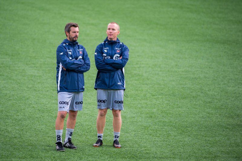 Bjarte Lunde Aarsheim og Morten Jensen var spente på sin nye keeper før avspark. Foto: Carina Johansen / NTB