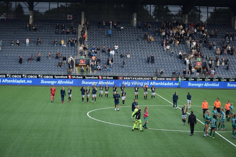 Spillerne takket et rekordstort publikum etter kampen.