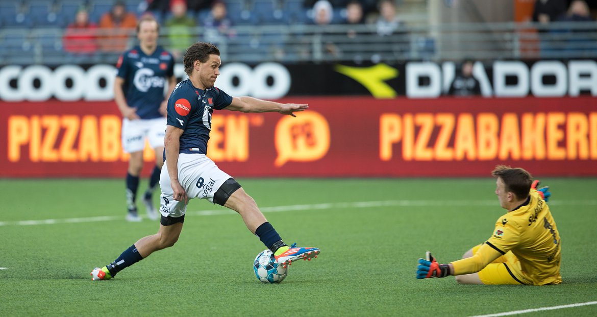 Viking - Kristiansund. Tommy Høiland prøver å få kontoll på ball. Foto: Tore Fjermestad