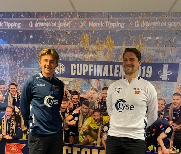 Heggheim fikk sin første proffkontrakt bare uker før eliteseriedebuten sommeren 2020. Her sammen med utviklingsleder Mats Ullereng etter signeringen.