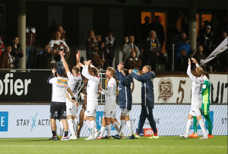 Spillerne takket fansen som hadde tatt turen til Mjøndalen. Foto: Terje Bendiksby / NTB