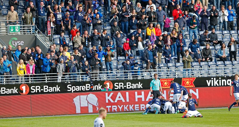 Viking - Kristiansund. Feiring av 2-1 scoringen. Foto: Tore Fjermestad