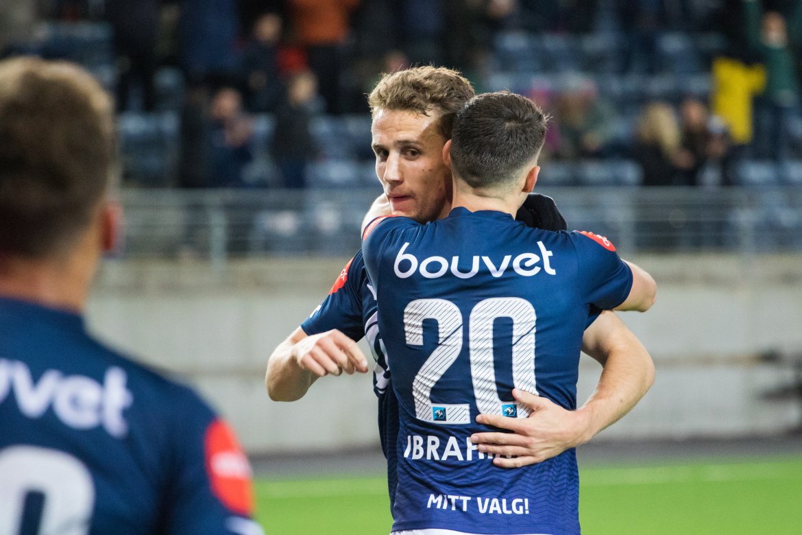 Viking - Tromsø, Fredrik Torsteinbø gratuleres av Ylldren Ibrahimaj. Foto: Sander Selsvik Jacobsen