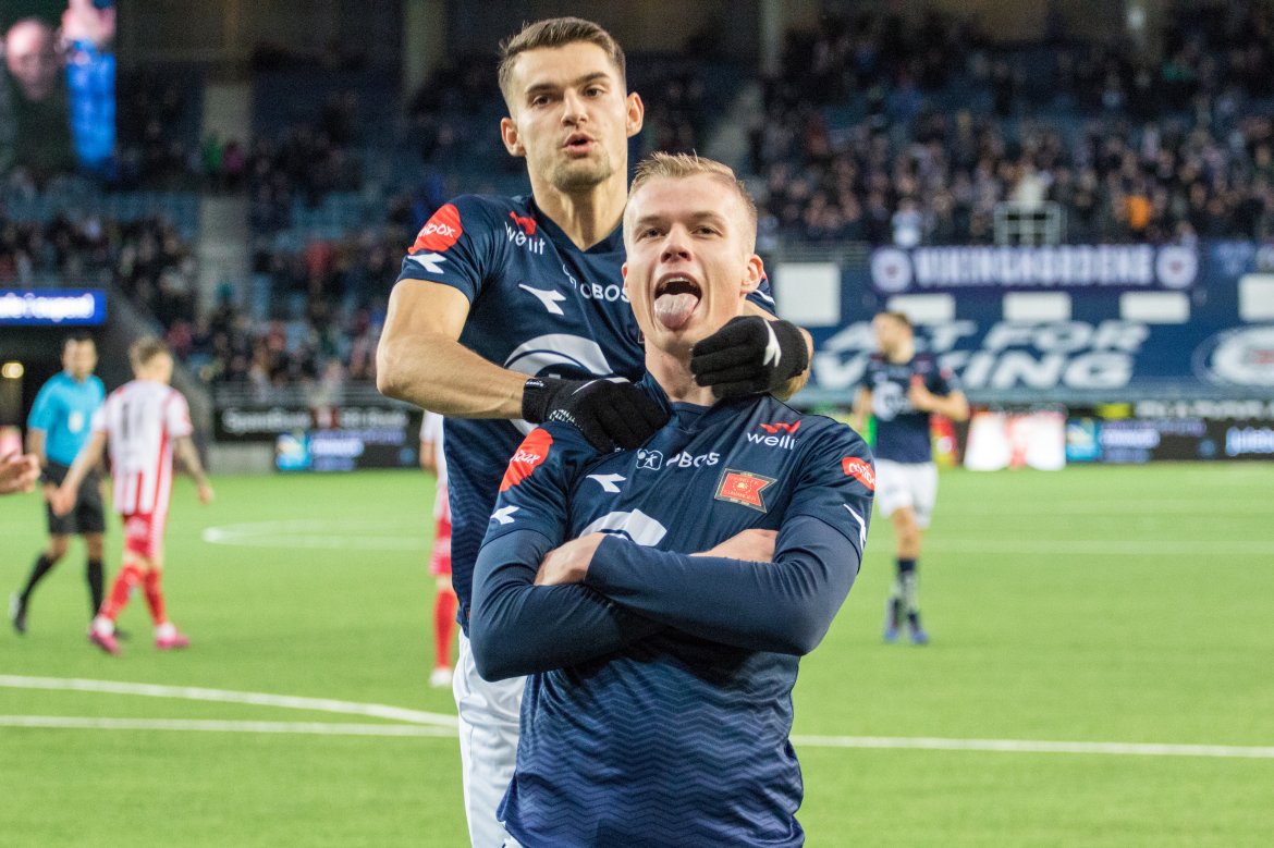 Viking - Tromsø, Samúel Fridjónsson omfavnes av Ylldren Ibrahimaj. Foto: Sander Selsvik Jacobsen