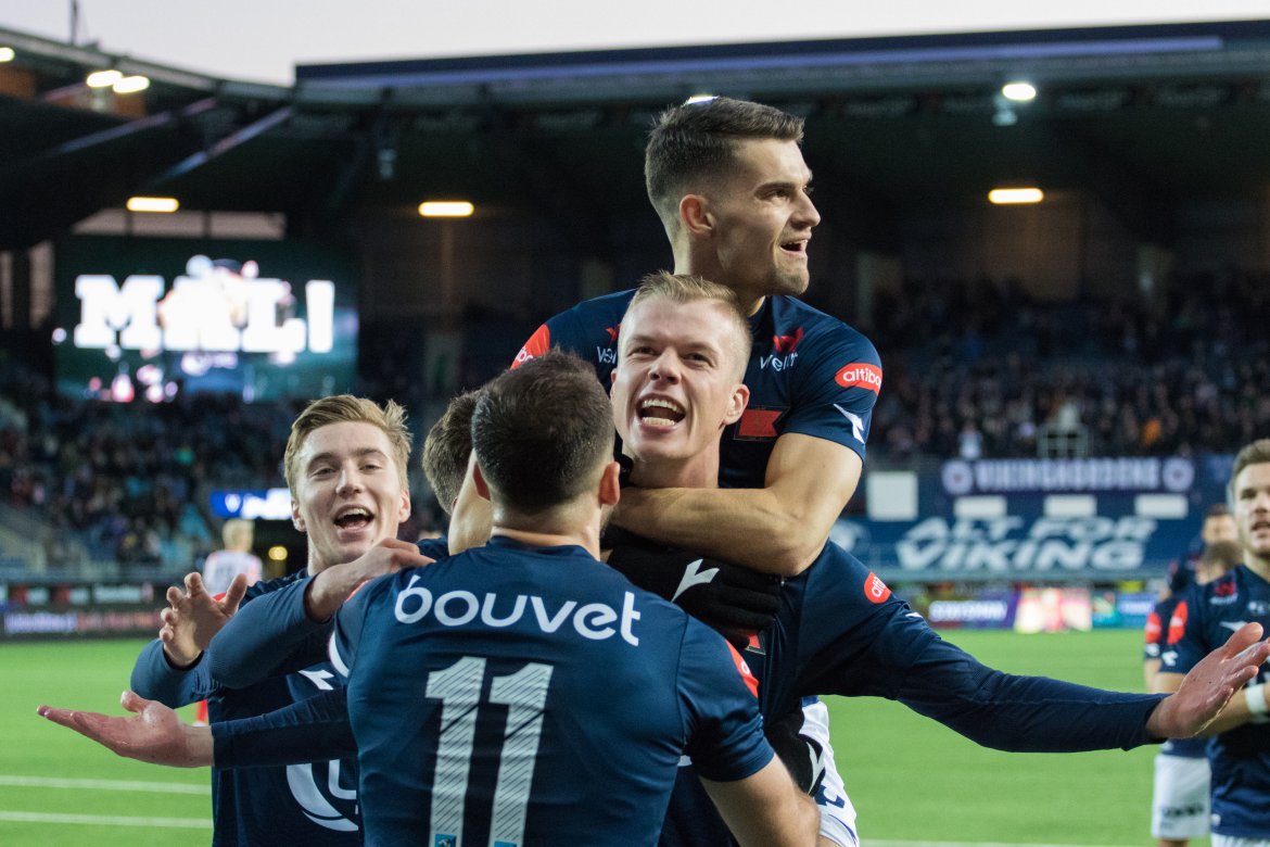 Viking - Tromsø, Innbytter Samúel Fridjónsson gratuleres av lagkameratene etter scoringen mot Tromsø. Foto: Sander Selsvik Jacobsen