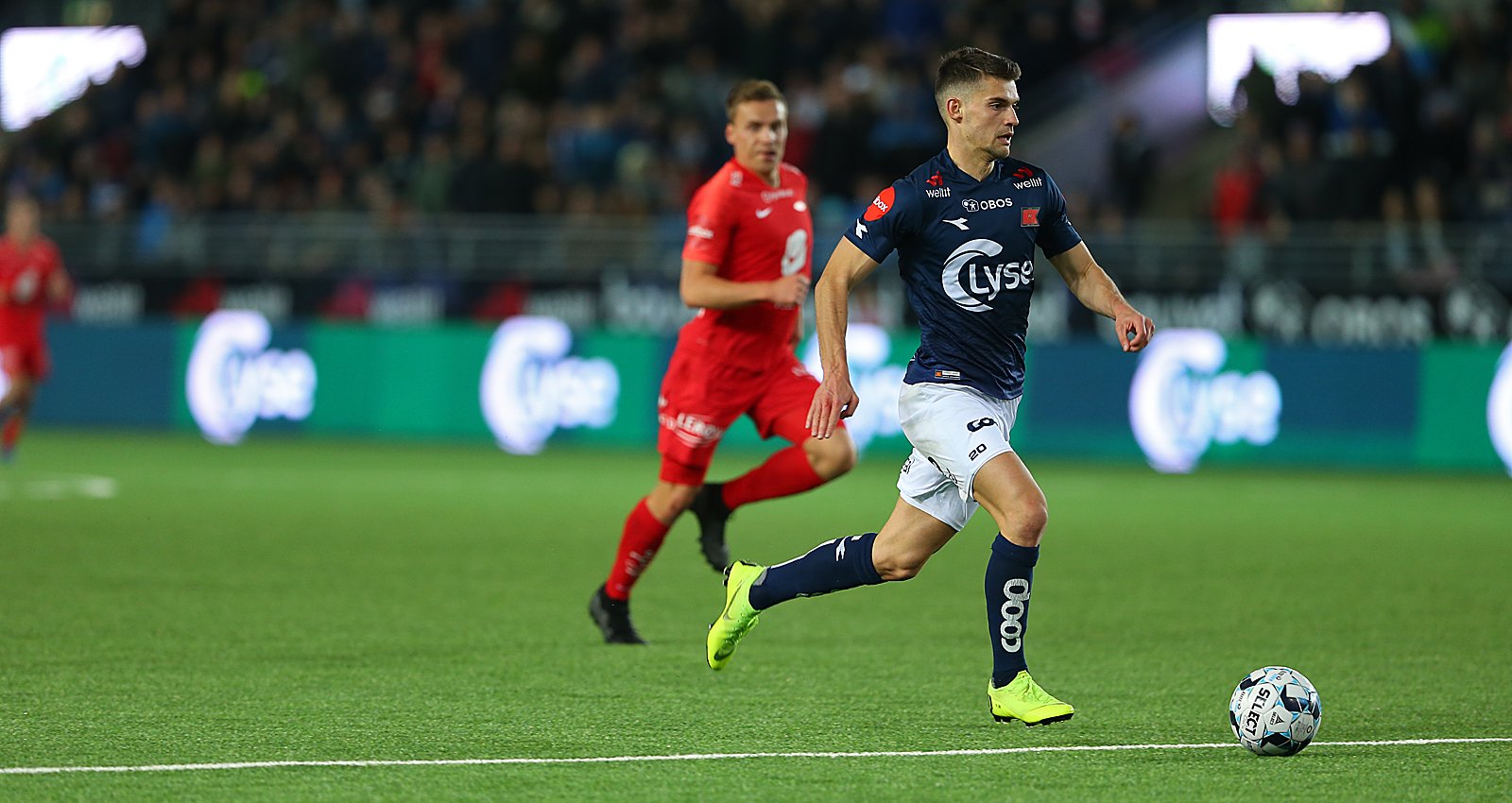 Viking - Brann. Ylldren Ibrahimaj mot mål der han øker til 2-0.  Foto: Tore Fjermestad