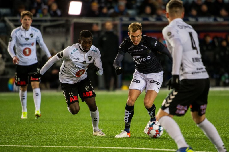 Kristoffer Løkberg fikk stående applaus da han forlot banen altfor tidlig. Foto: Carina Johansen / NTB