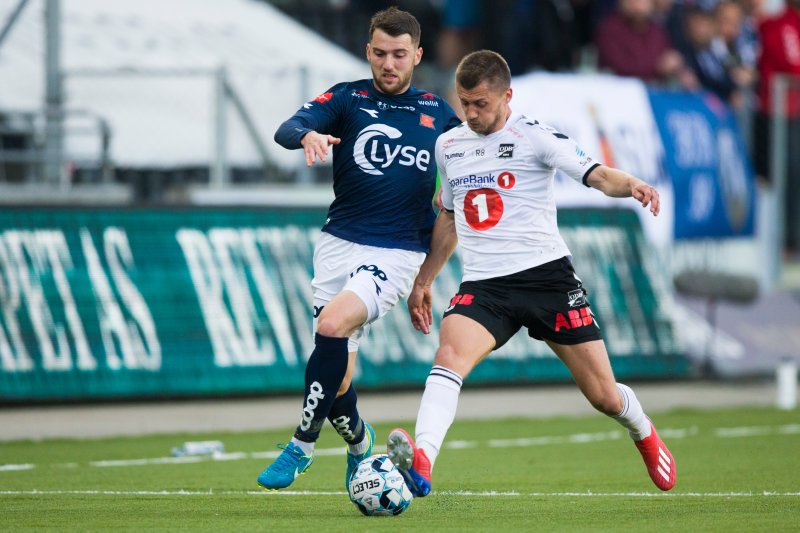 Zymer Bytyqi var nære på to ganger, men fikk ikke ballen i mål. Her i duell med Odds Vebjørn Hoff. Foto: Trond Reidar Teigen / NTB scanpix