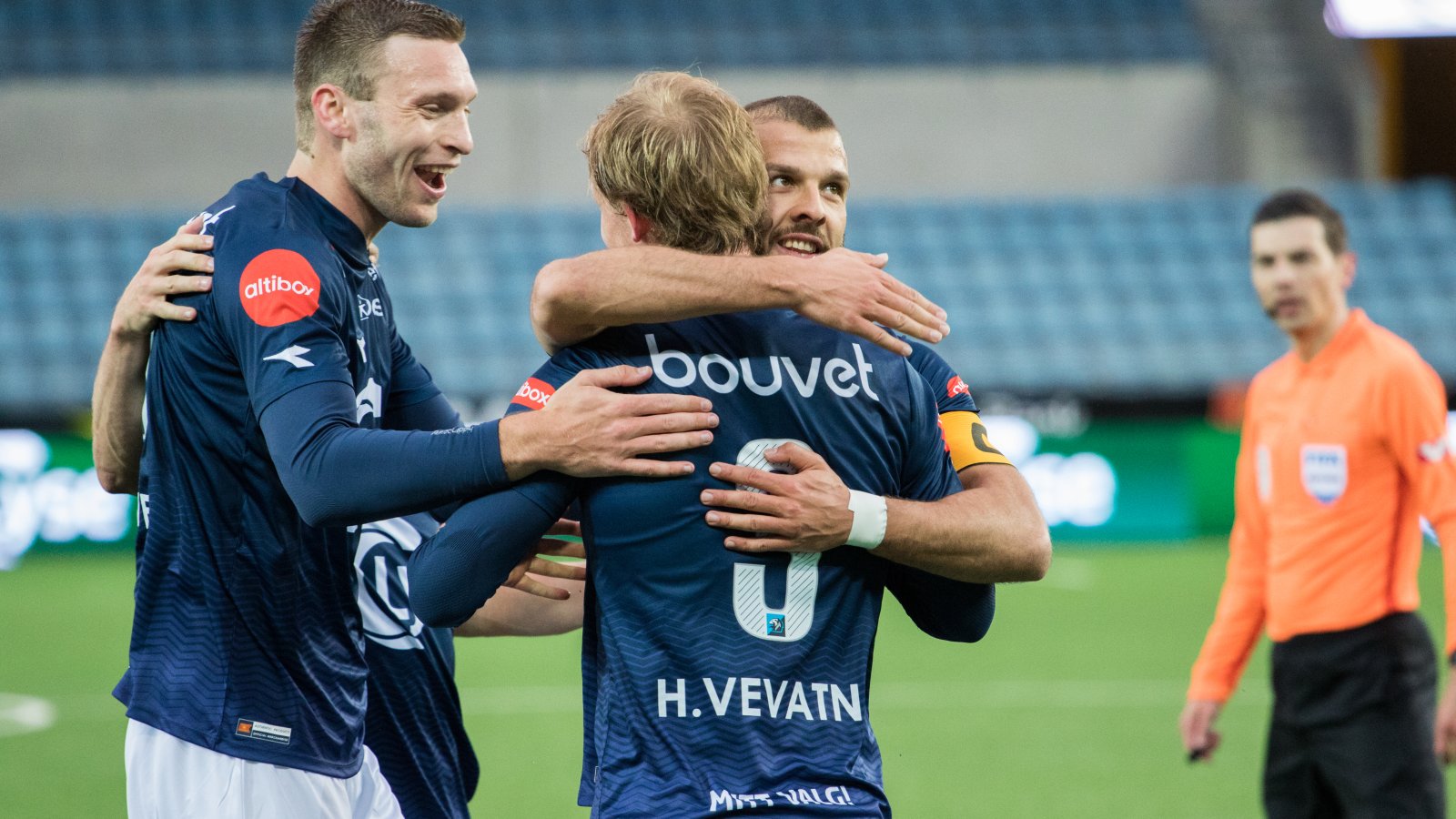 Viking - FK Haugesund, Viljar Vevatne sender Viking i ledelsen og gratuleres av Runar Hove og Zlatko Tripic. Foto: Sander Selsvik Jacobsen