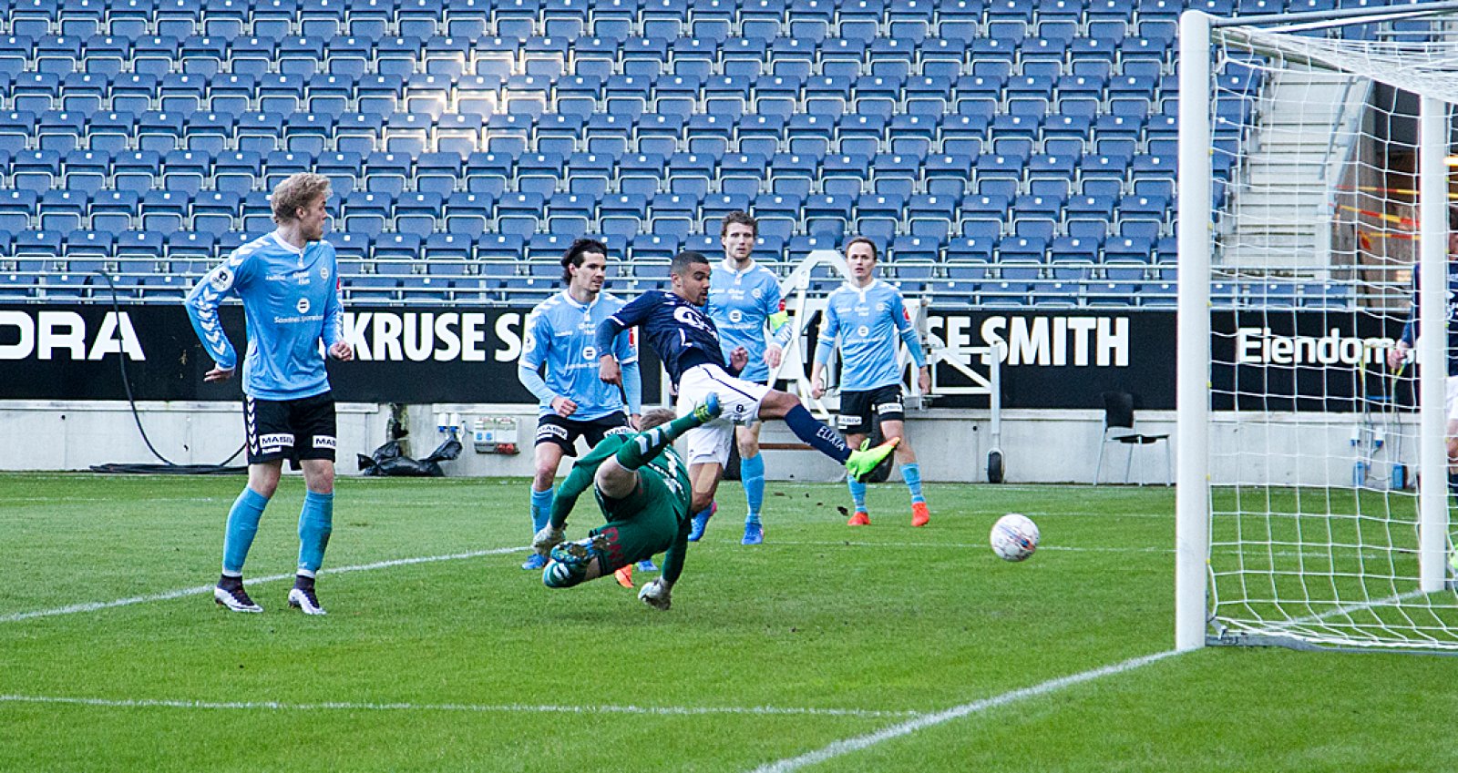 Viking - Sandnes Ulf 3-3. Kwesi Appiah reduserer til 2-3. Foto: Tore Fjermestad