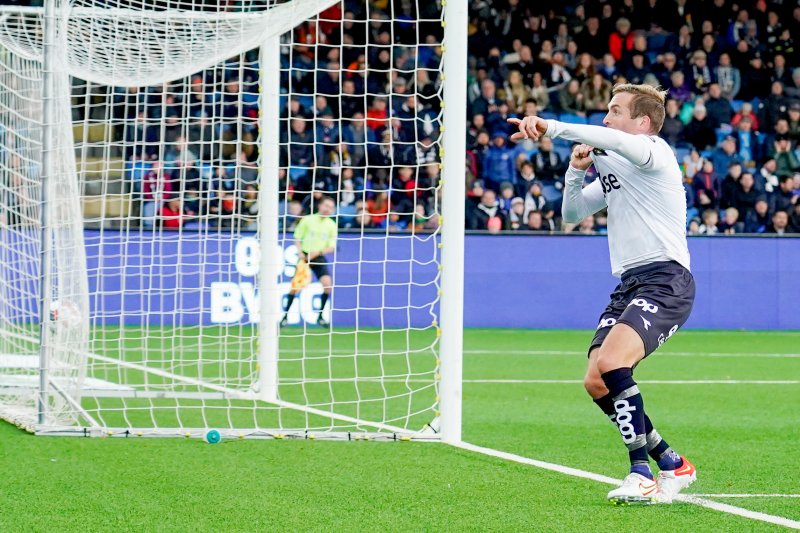 Kristoffer Løkberg feiret med fansen. Foto: Håkon Mosvold Larsen / NTB