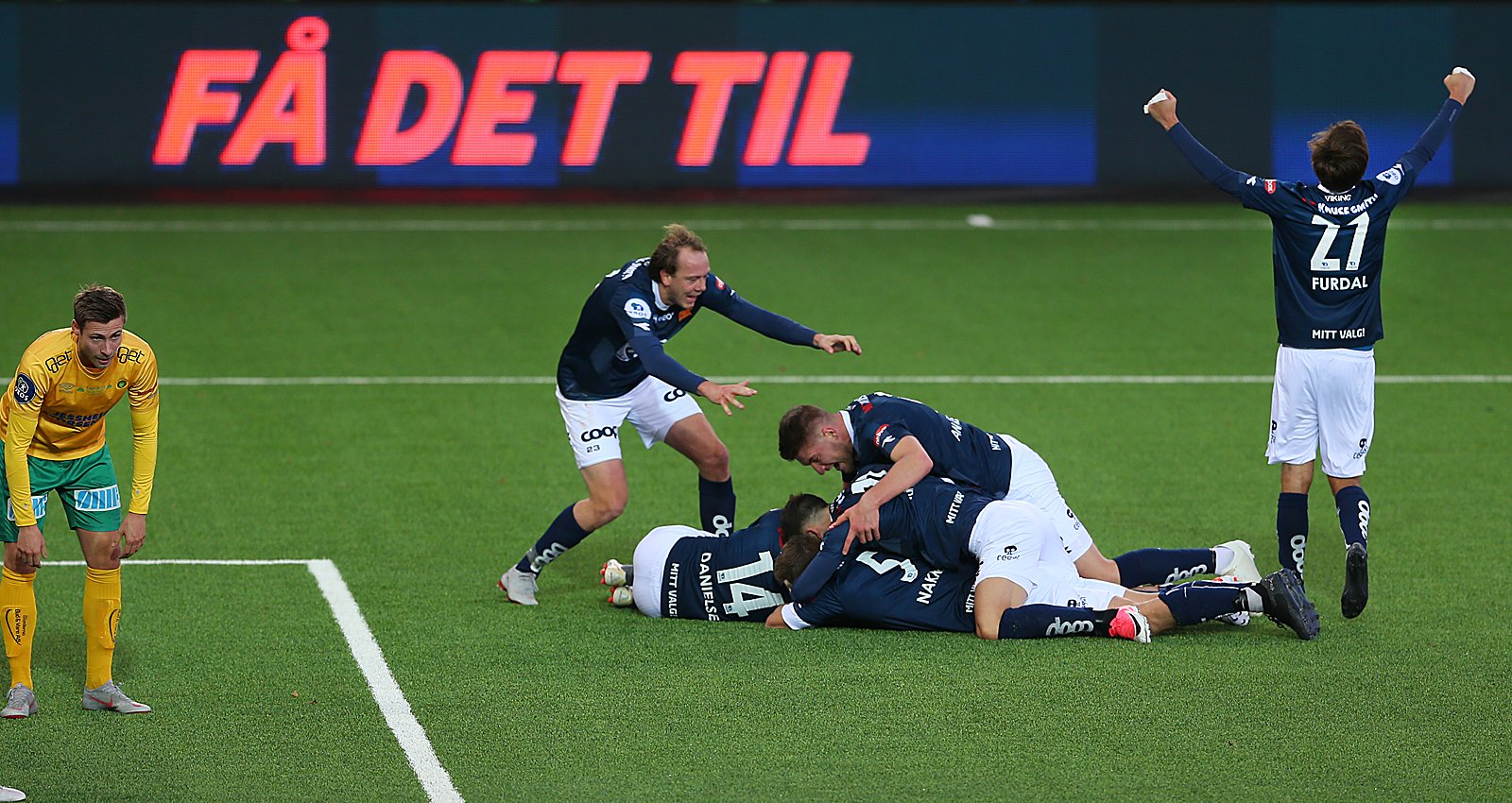 Viking - Ullensaker/Kisa. Tommy Høiland har scoret 1-0 målet på overtid. Foto: Tore Fjermestad