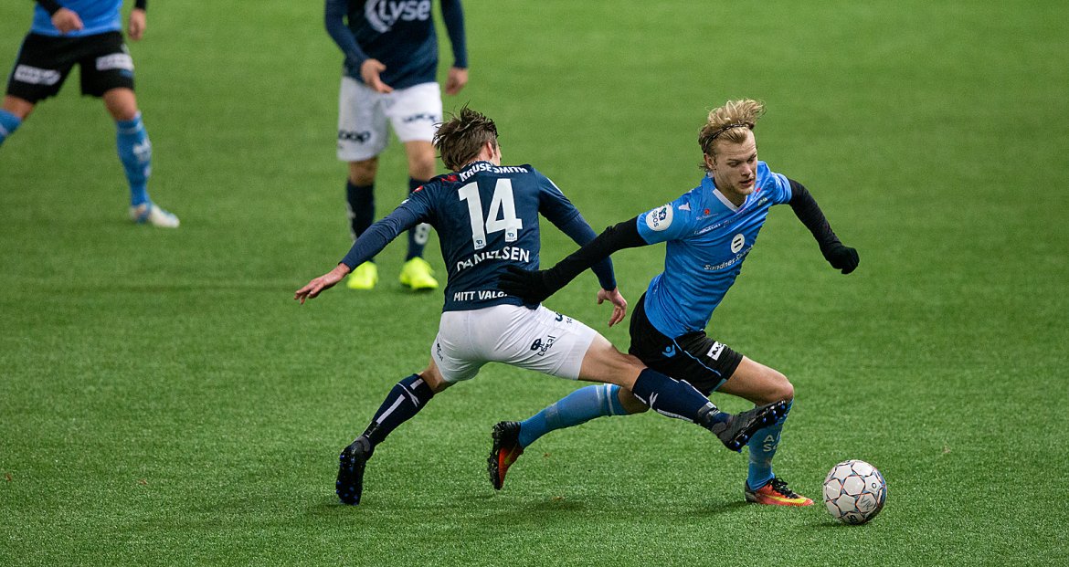 Viking - Sandnes Ulf. André Danielsen i kamp om ball. Foto: Tore Fjermestad