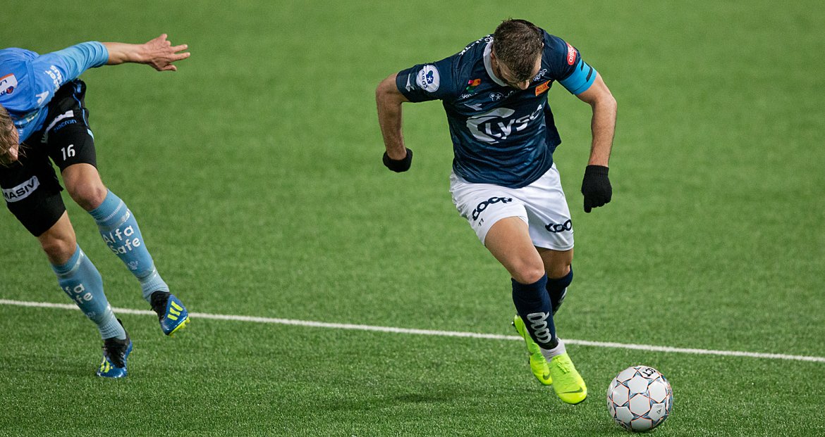 Viking - Sandnes Ulf. Zlatko Tripic stikker av med ballen. Foto: Tore Fjermestad