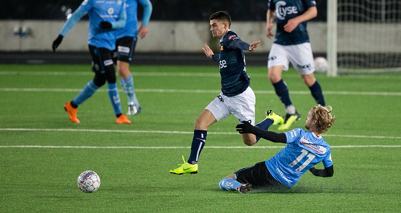 Viking - Sandnes Ulf. Ylldren Ibrahimaj flyr av gårde med ball. Foto: Tore Fjermestad
