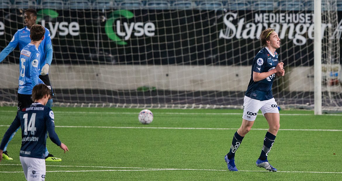 Viking - Sandnes Ulf. En fornøyd Kristian Thorstvedt har satt inn 3-1. Foto: Tore Fjermestad