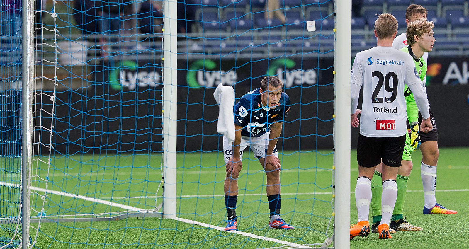 Viking - Sogndal. Tommy Høiland venter på corner. Foto: Tore Fjermestad