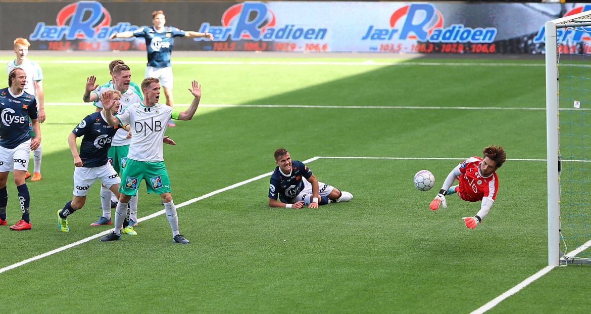 Viking - Ham Kam. Keeper får slått vekk skuddet foran Østgaard. Foto: Tore Fjermestad