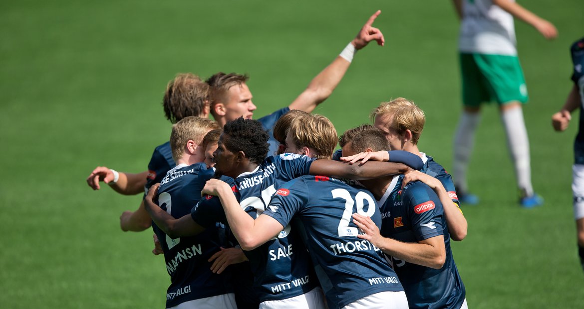Viking - Ham Kam. Feiring av 2-0 scoring. Foto: Tore Fjermestad