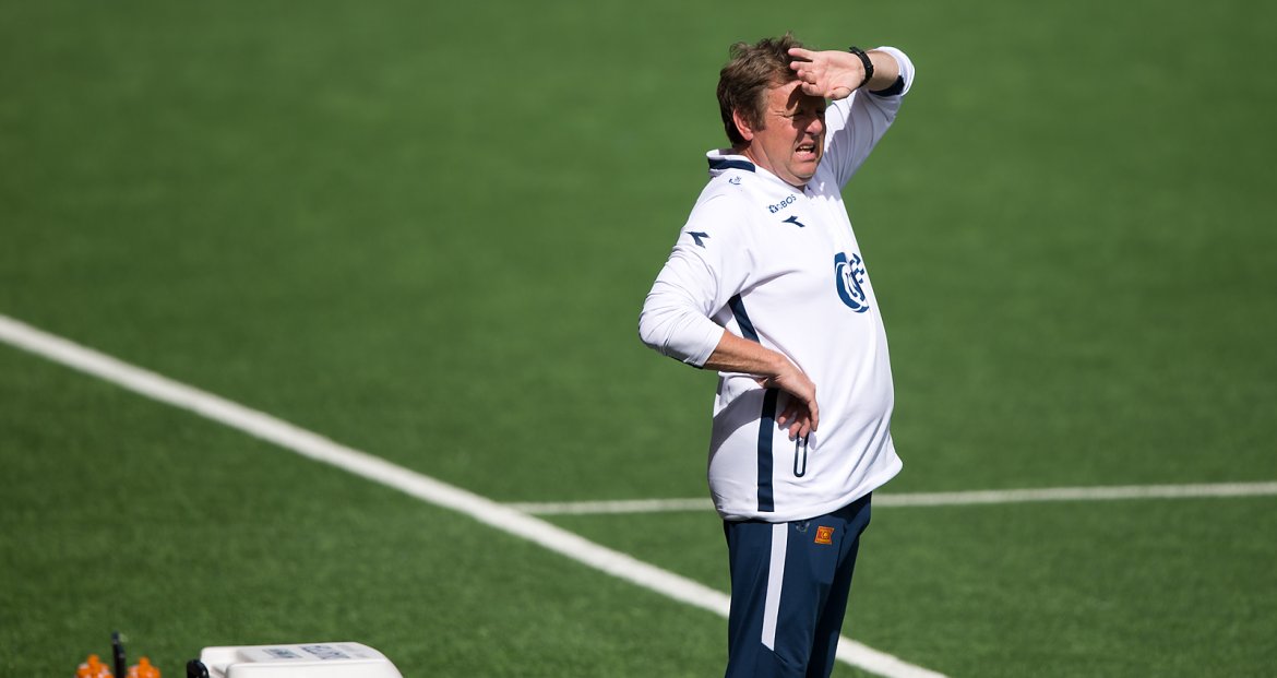 Viking - Ham Kam. Bjarne Berntsen speider etter flere mål. Foto: Tore Fjermestad