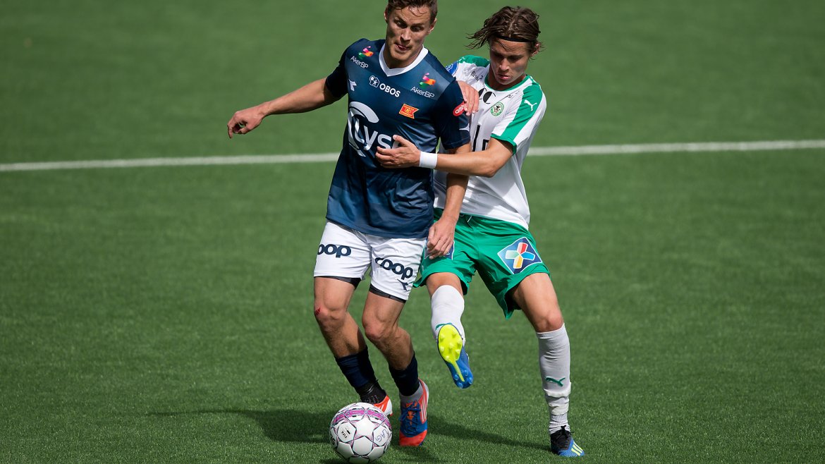 Viking - Ham Kam. Tommy Høiland skjermer ballen. Foto: Tore Fjermestad