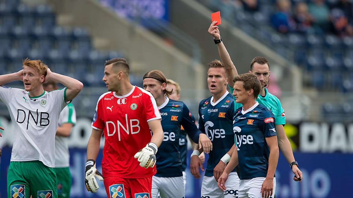 Viking - Ham Kam. Ham Kam-keeper får rødt kort etter felling av Tommy Høiland. Foto: Tore Fjermestad