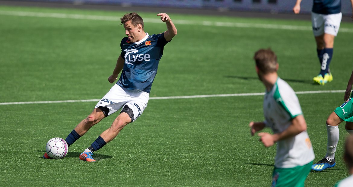 Viking - Ham Kam. Tommy Høiland med innlegg. Foto: Tore Fjermestad