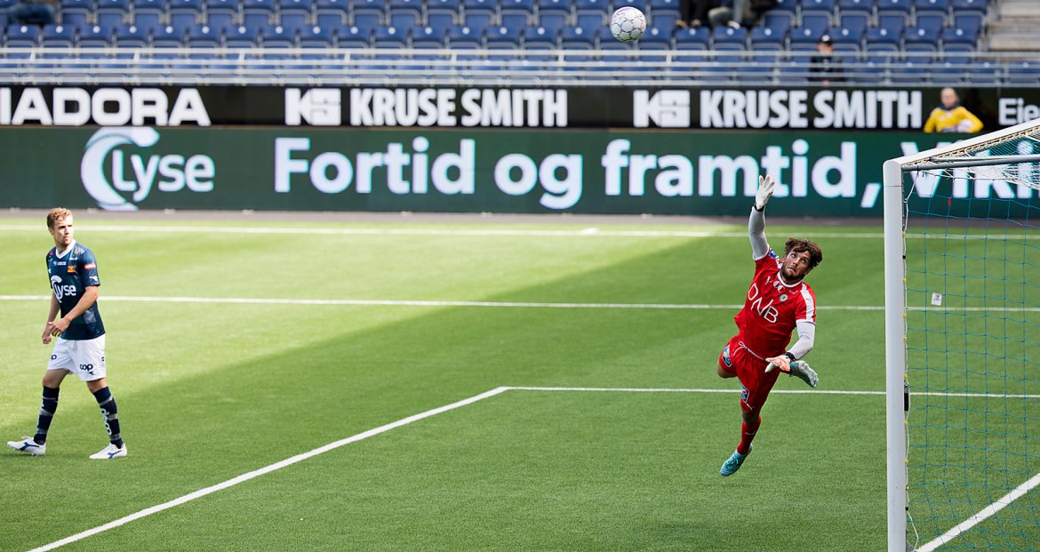 Viking - Ham Kam. Fredrik Torsteinbø ser ballen gå over mål. Foto: Tore Fjermestad