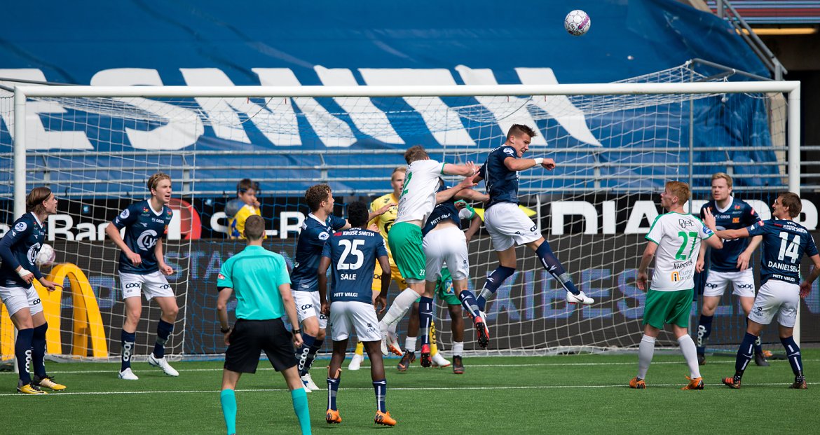 Viking - Ham Kam. Leo Østigaard klarerer. Foto: Tore Fjermestad