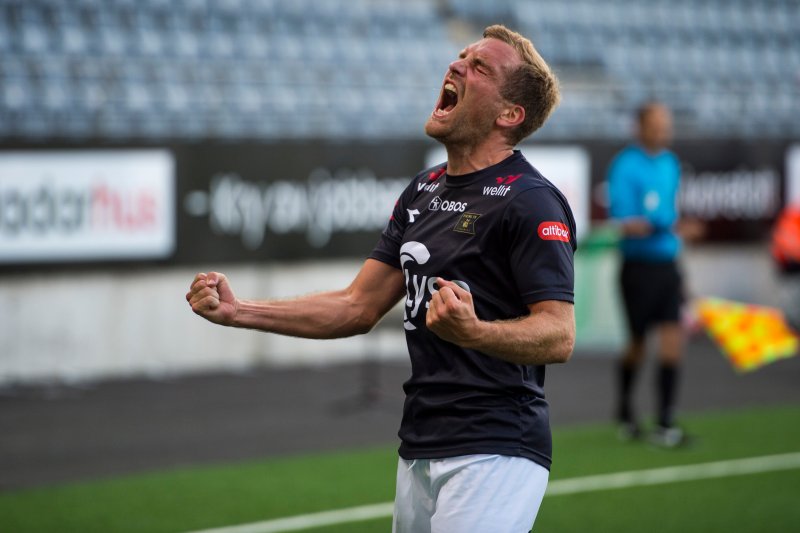 Kristoffer Lie Løkberg viser hvor mye sesongens første seier betydde. Foto: Carina Johansen / NTB scanpix