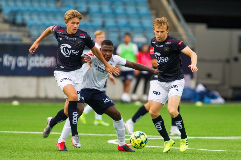 Henrik Heggheim, Yann-Erik de Lanlay og resten av De mørkeblå måtte se to poeng glippe på tampen – nok en gang – da Stabæk gjestet byn. Foto: Carina Johansen / NTB