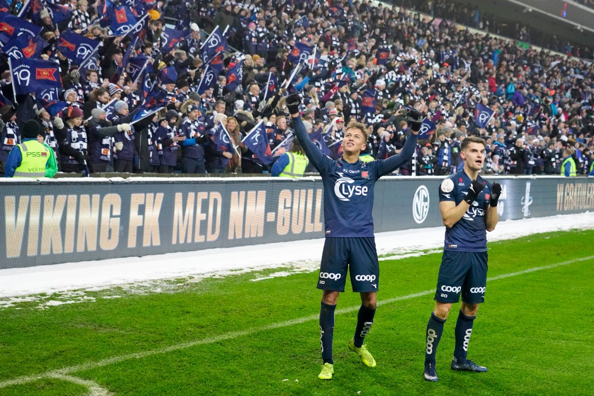Fikk med seg et trofé og en enorm opplevelse på Ullevaal. Foto: NTB scanpix